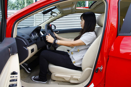 2012款东风悦达起亚K2两厢对比北京汽车E150实拍