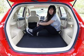 2012款东风悦达起亚K2两厢对比北京汽车E150实拍