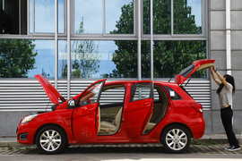 2012款东风悦达起亚K2两厢对比北京汽车E150实拍