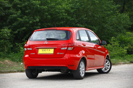 2012款东风悦达起亚K2两厢对比北京汽车E150实拍