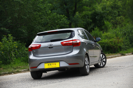 2012款东风悦达起亚K2两厢对比北京汽车E150实拍