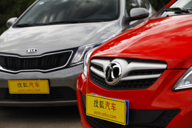 2012款东风悦达起亚K2两厢对比北京汽车E150实拍