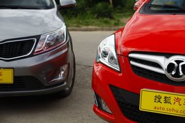 2012款东风悦达起亚K2两厢对比北京汽车E150实拍