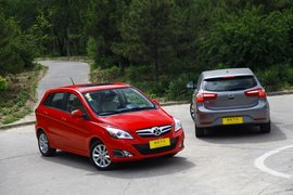 2012款东风悦达起亚K2两厢对比北京汽车E150实拍