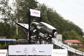 2011款丰田FJ酷路泽场地体验