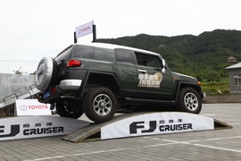 2011款丰田FJ酷路泽场地体验