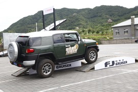 2011款丰田FJ酷路泽场地体验