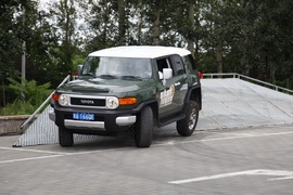 2011款丰田FJ酷路泽场地体验