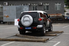 2011款丰田FJ酷路泽场地体验