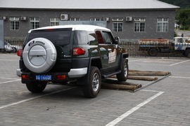 2011款丰田FJ酷路泽场地体验