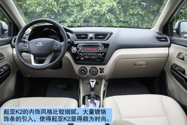 2012款东风悦达起亚K2两厢对比北京汽车E150实拍