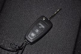 2012款福特福克斯两厢1.6L手自一体舒适型