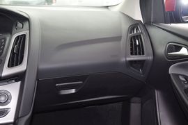 2012款福特福克斯两厢1.6L手自一体舒适型