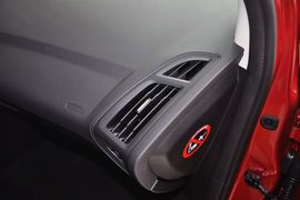2012款福特福克斯两厢1.6L手自一体舒适型