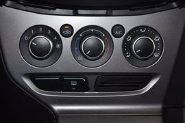 2012款福特福克斯两厢1.6L手自一体舒适型