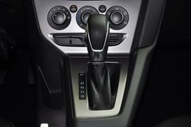 2012款福特福克斯两厢1.6L手自一体舒适型