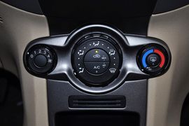2011款福特嘉年华两厢1.5L自动时尚型到店实拍