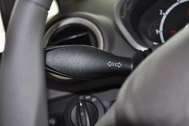 2011款福特嘉年华两厢1.5L自动时尚型到店实拍