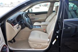 2012款丰田皇冠V6