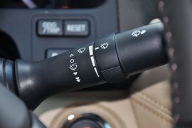 2012款丰田皇冠V6