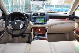 2012款丰田皇冠V6