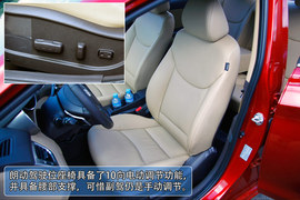 2012款北京现代朗动1.8L顶配试驾实拍