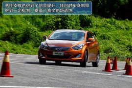 2012款北京现代朗动1.8L顶配试驾实拍
