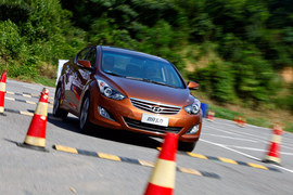 2012款北京现代朗动1.8L顶配试驾实拍