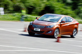 2012款北京现代朗动1.8L顶配试驾实拍