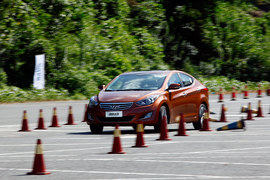 2012款北京现代朗动1.8L顶配试驾实拍