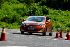 2012款北京现代朗动1.8L顶配试驾实拍