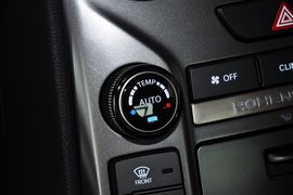 2012款现代劳恩斯酷派2.0T自动豪华版