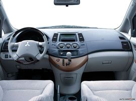 2004款三菱Grandis