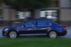 2013款雷克萨斯LS海外试驾实拍