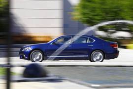 2013款雷克萨斯LS海外试驾实拍