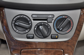 2012款日产新轩逸1.6XE手动豪华型
