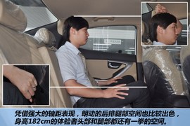 2012款北京现代朗动1.8L手自一体尊贵型