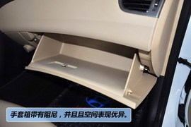 2012款北京现代朗动1.8L手自一体尊贵型