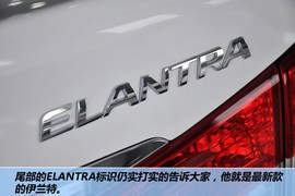 2012款北京现代朗动1.8L手自一体尊贵型