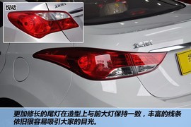 2012款北京现代朗动1.8L手自一体尊贵型