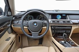 2013款宝马750Li俄罗斯试驾实拍