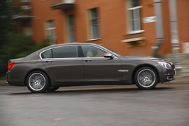 2013款宝马750Li俄罗斯试驾实拍