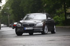 2013款宝马750Li俄罗斯试驾实拍