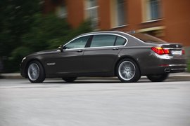 2013款宝马750Li俄罗斯试驾实拍