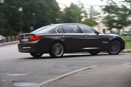 2013款宝马750Li俄罗斯试驾实拍