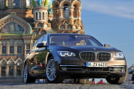 2013款宝马750Li官图