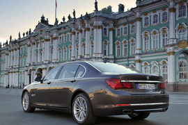 2013款宝马750Li官图