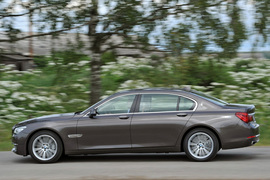 2013款宝马750Li官图