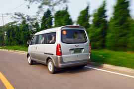 :2012款上汽通用五菱荣光升级版1.5L试驾实拍