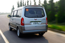 :2012款上汽通用五菱荣光升级版1.5L试驾实拍